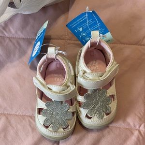 Stride rite 360 girl sandals SIZE:4M Fits wide foot. Never used